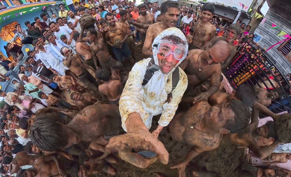 ಕರ್ನಾಟಕದ ಹಸುವಿನ ಸೆಗಣಿ ಎಸೆತ ಕುರಿತ   ವಿಡಿಯೋ ವೈರಲ್ ಮಾಡಿದ  ಕುರಿತು ಅಮೆರಿಕನ್ ಯೂಟ್ಯೂಬರ್ ಸ್ಪಷ್ಟನೆ&nbsp;!